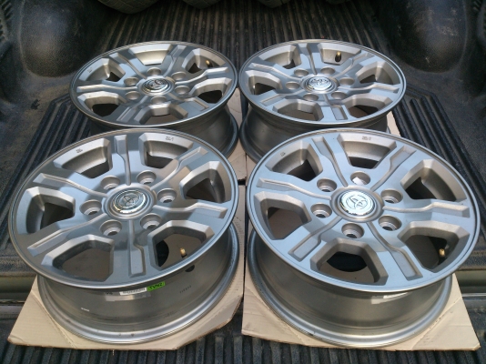 ขายแม็กTOYOTA  ถอดป้ายแดง 6 รูขอบ15 ใหม่ๆพร้อมน๊อตแท้ 24 ตัว