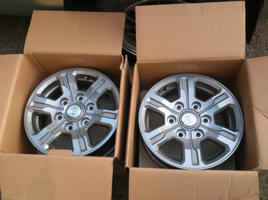 ขายแม็กTOYOTA  ถอดป้ายแดง 6 รูขอบ15 ใหม่ๆพร้อมน๊อตแท้ 24 ตัว