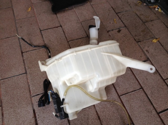 กระปุกฉีดน้ำฝน ESTIMA ของเก่าญี่ปุ่นสภาพดี