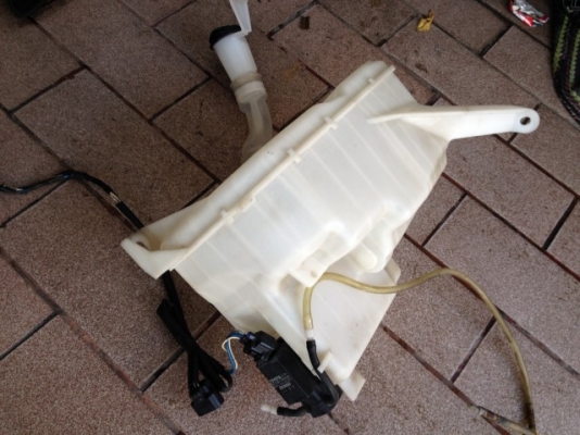 กระปุกฉีดน้ำฝน ESTIMA ของเก่าญี่ปุ่นสภาพดี