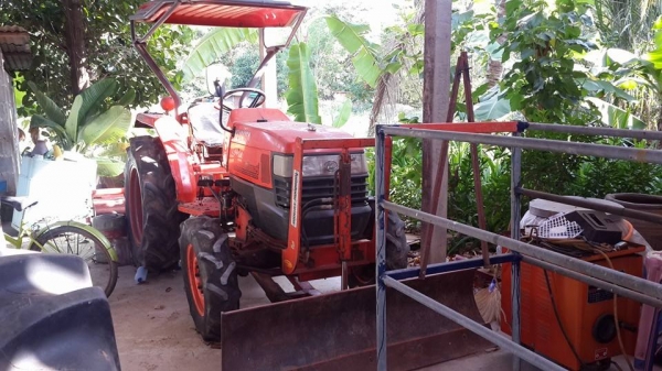 ขายรถไถ KUBOTA3408 4&times;4สภาพพร้อมใช้งาน เอกสารเล่มทะเบียนพร้อมโอน อุปกรณ์พร้อม ใบดันหน้า ผานหลัง เดิมใช้งานมือเดียว สภาพสวย