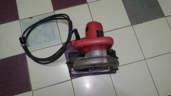 ขายเลื่อยวงเดือนไฟฟ้าขนาดใส่ใบ7นิ้วยี่ห้อMaktecรุ่นMT580สภาพดีเดิมๆพร้อมใช้ครับ