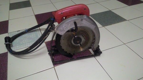 ขายเลื่อยวงเดือนไฟฟ้าขนาดใส่ใบ7นิ้วยี่ห้อMaktecรุ่นMT580สภาพดีเดิมๆพร้อมใช้ครับ