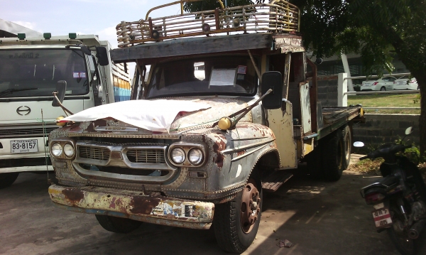 ขายรถสิบล้อหัวยาวเทนเลอรลากรถแบคขึ้นPC200เครือง185แรง