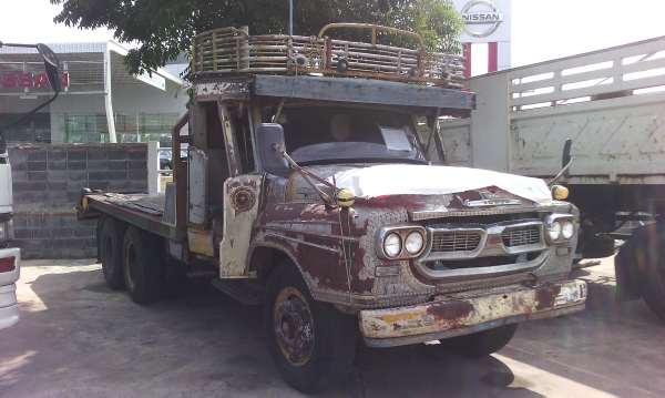 ขายรถสิบล้อหัวยาวเทนเลอรลากรถแบคขึ้นPC200เครือง185แรง