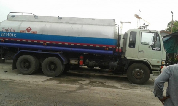 รถฮีโน่ 10 ล้อ รถบรรทุกน้ำมัน FL3H  195 แรงม้า.  ( มีขาย 2 คัน )   สนใจติดต่อ 081 - 6079515