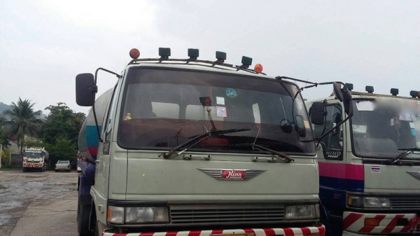 รถฮีโน่ 10 ล้อ รถบรรทุกน้ำมัน FL3H  195 แรงม้า.  ( มีขาย 2 คัน )   สนใจติดต่อ 081 - 6079515