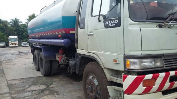 รถฮีโน่ 10 ล้อ รถบรรทุกน้ำมัน FL3H  195 แรงม้า.  ( มีขาย 2 คัน )   สนใจติดต่อ 081 - 6079515