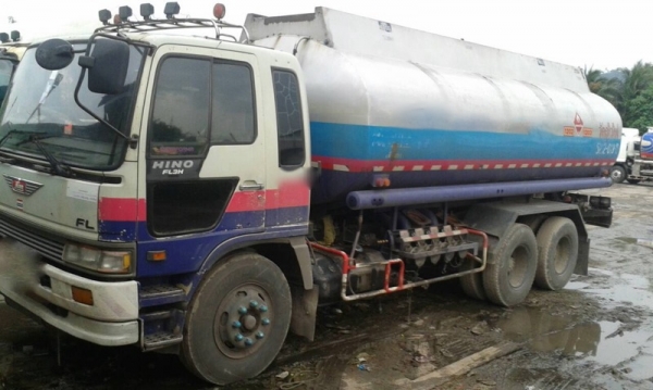 รถฮีโน่ 10 ล้อ รถบรรทุกน้ำมัน FL3H  195 แรงม้า.  ( มีขาย 2 คัน )   สนใจติดต่อ 081 - 6079515