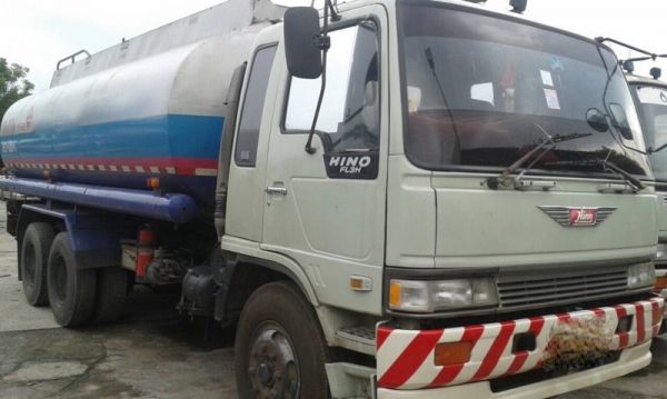 รถฮีโน่ 10 ล้อ รถบรรทุกน้ำมัน FL3H  195 แรงม้า.  ( มีขาย 2 คัน )   สนใจติดต่อ 081 - 6079515