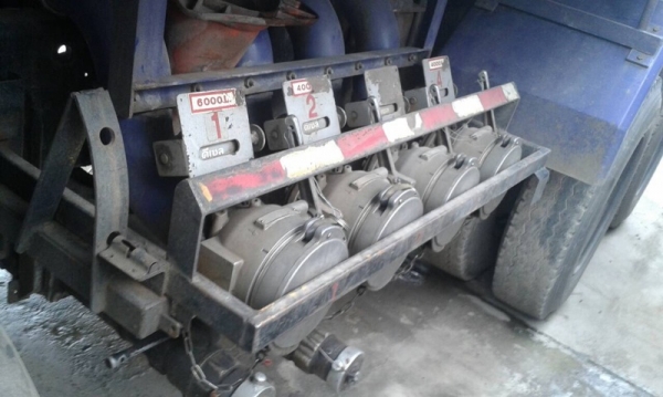 รถฮีโน่ 10 ล้อ รถบรรทุกน้ำมัน FL3H  195 แรงม้า.  ( มีขาย 2 คัน )   สนใจติดต่อ 081 - 6079515