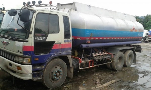 รถฮีโน่ 10 ล้อ รถบรรทุกน้ำมัน FL3H  195 แรงม้า.  ( มีขาย 2 คัน )   สนใจติดต่อ 081 - 6079515