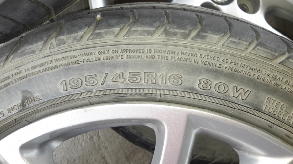 แม็กขอบ 16 mazda พร้อมยาง สวยไม่คด ไม่แตก ซ่อมดุ้ง 1 วงเล็กน้อยมาก แม็กขอบ 16 mazda พร้อมยาง สวยไม่คด ไม่แตก ซ่อมดุ้ง 1 วงเล็กน้อยมาก