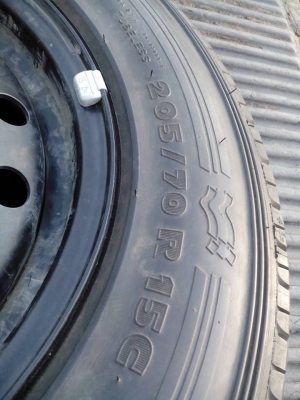 ขายยางพร้อมกะทะ 5 รู วีโก้ 205 /70/15 ปี2012 สภาพสวยครับ