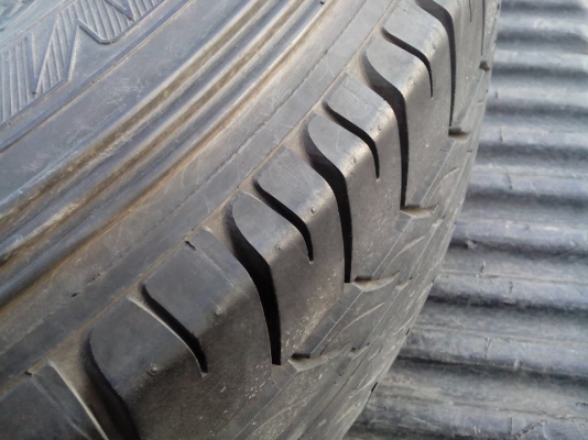 ขายยางพร้อมกะทะ 5 รู วีโก้ 205 /70/15 ปี2012 สภาพสวยครับ