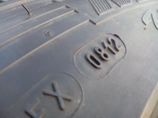 ขายยางพร้อมกะทะ 5 รู วีโก้ 205 /70/15 ปี2012 สภาพสวยครับ