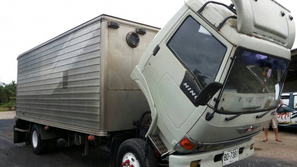 HINO-FC-2Wปี37เครื่องWO4D.ครัชซีสวย.ตู้แห้ง3บาน5.50เมตร.สภาพพร้อมใช้.ราคา365.000บ HINO-FC-2Wปี37เครื่องWO4D.ครัชซีสวย.ตู้แห้ง3บาน5.50เมตร.สภาพพร้อมใช้.ราคา365.000บ