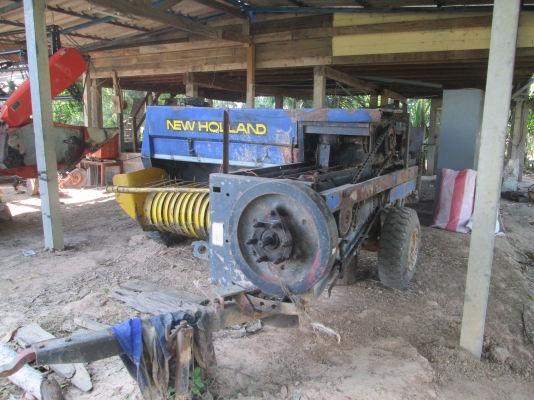 เครื่องงอัดฟาง นิวฮอลแลนด์ใช้งานได้ดีครับ