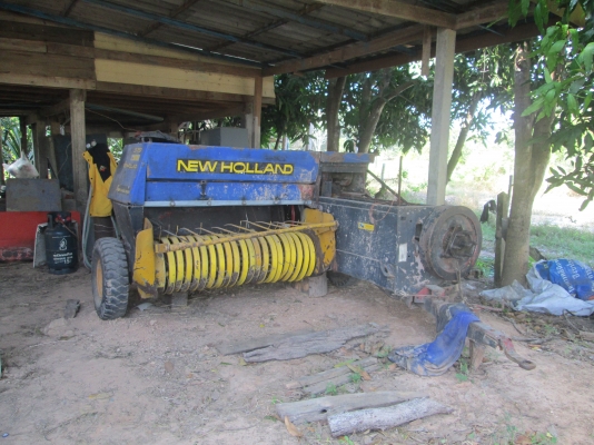 เครื่องงอัดฟาง นิวฮอลแลนด์ใช้งานได้ดีครับ