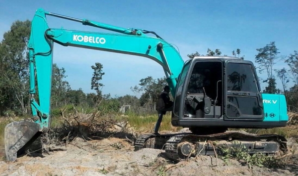 KOBELCO MARK III SK 120 รถบอดี้สวย เครื่องเดิมปั๊มเดิมทำงานเร็วไม่มีโหลด บูมอาร์มไม่มีปะ ภายในสะอาด แอร์ ไฟฟ้าหน้าจอครบ ช่วงล่างดี เอวแน่น พร้อมทำงานได้เลย เอกสารใบแจ้งจำหน่าย ราคาต่อรองได้ครับ