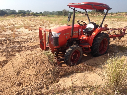 รถไถ KUBOTA L3608 มีภาพวีดีโอ อายุการใช้งาน 561 ชั่วโมง พร้อมอุปกรณ์ 3 รายการ ผานดันหน้า โรตารี ผาน 