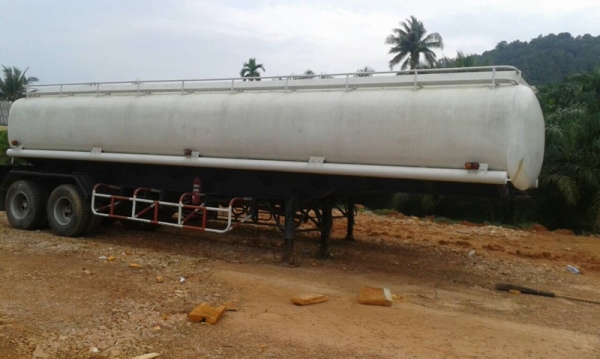 ขายหางพ่วง บรรทุกน้ำมัน RCK  2 เพลา. ปี 34  สนใจติดต่อ 081 - 6079515