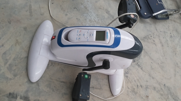 เครื่องพาเท้าหรือส่วนอื่นของร่างกายช่วยให้มีการเคลื่อนไหวเพื่อช่วยให้ผู้ที่มีการอ่อนแรงของกล้ามเนื้อ