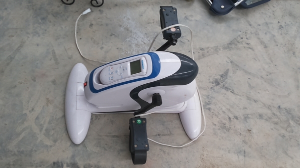 เครื่องพาเท้าหรือส่วนอื่นของร่างกายช่วยให้มีการเคลื่อนไหวเพื่อช่วยให้ผู้ที่มีการอ่อนแรงของกล้ามเนื้อ