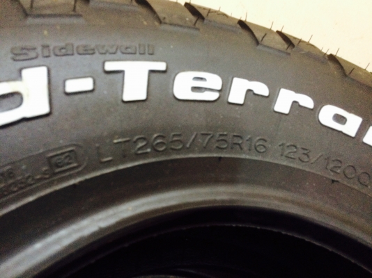 ขายยางBF Goodrich km2 265/75/16 ยางใหม่ปี14 เส้นละ9000