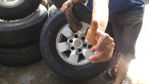 ขายล้อขอบ 15พร้อมยาง 265/70/15 ปี 13