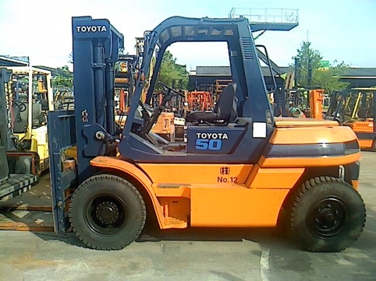 รถโตโยต้ารุ่น 5 น้ำหนักยก 5 ตัน เสาสูง 3 เมตร เครื่องดีเซล เกียร์ออโต้