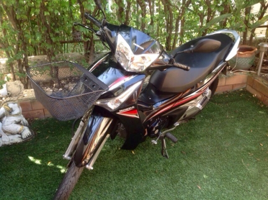 ขายเวฟ 125i หัวฉีด สตาร์ทมือ ล้อแม็ค รถวิ่งแค่แปดพันโล ขายถูกๆช้าอดนะครับรถมีคันเดียวรถใช้เองครับ