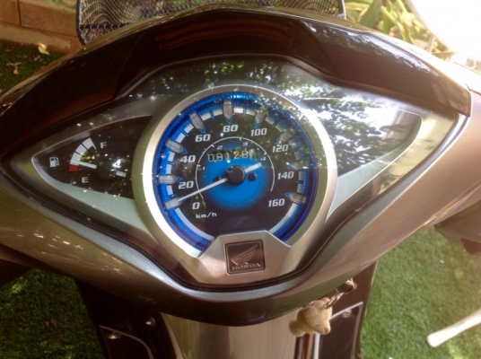 ขายเวฟ 125i หัวฉีด สตาร์ทมือ ล้อแม็ค รถวิ่งแค่แปดพันโล ขายถูกๆช้าอดนะครับรถมีคันเดียวรถใช้เองครับ