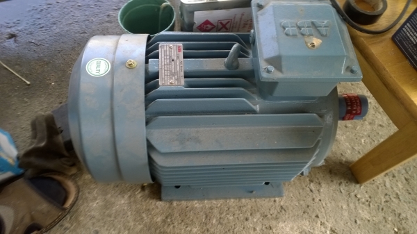 ขาย มอเตอร์ไฟฟ้า 3สาย  5.5HP (4kw) IP55 ยี่ห้อ ABB ของใหม่ ราคาถูกครับ !!!