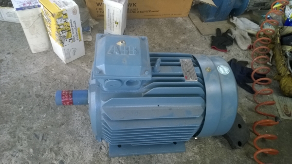 ขาย มอเตอร์ไฟฟ้า 3สาย  5.5HP (4kw) IP55 ยี่ห้อ ABB ของใหม่ ราคาถูกครับ !!!