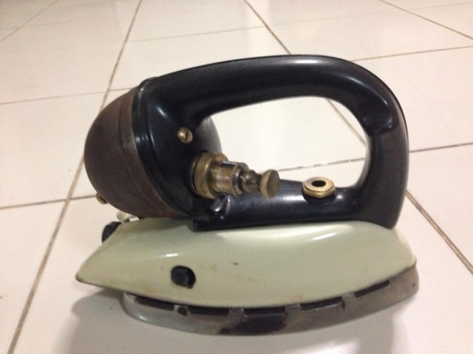 ขายเตารีด ใช้นำ้มัน สภาพสวยๆ ขาย 4500 ติดต่อ 0811160919