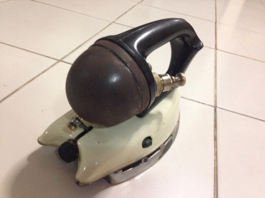 ขายเตารีด ใช้นำ้มัน สภาพสวยๆ ขาย 4500 ติดต่อ 0811160919