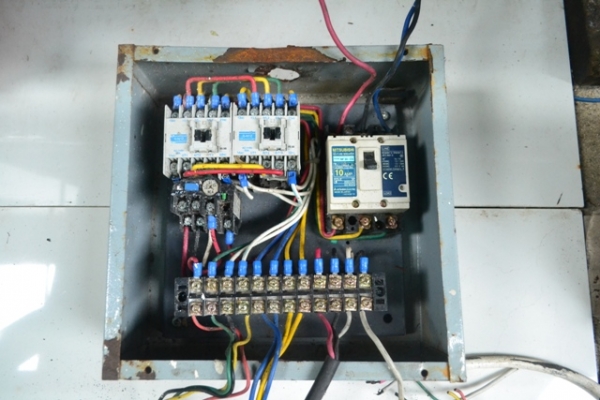 ตู้เบรคเกอร์พร้อมแมคเนติกส์ 10 แอมป์