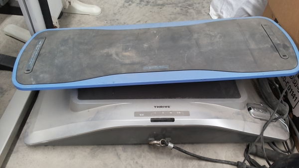 กระดานโต้คลื่น ไฟฟ้า SURF BOY ยี่ห้อ  THRIVE ได้มาจากญี่ปุ่น มีหลายระดับให้เลือกใช้งาน