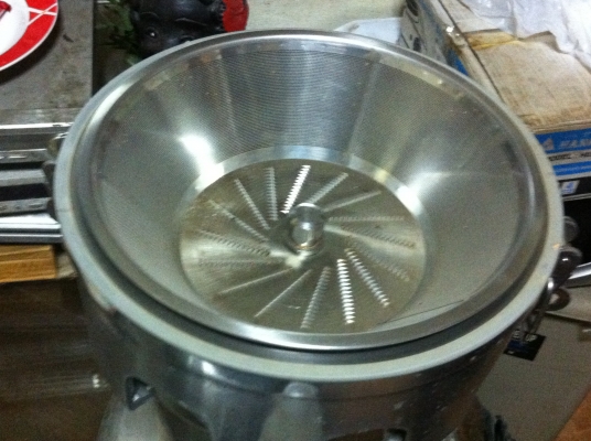 เครื่องทำน้ำผลไม้แยกกากเครื่องใหญ่ยี่ห้อ CHAMP ขนาด 1 แรงม้า โครงสร้างสแตนเลส