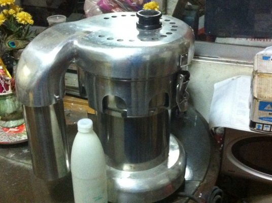 เครื่องทำน้ำผลไม้แยกกากเครื่องใหญ่ยี่ห้อ CHAMP ขนาด 1 แรงม้า โครงสร้างสแตนเลส