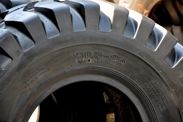 ขายถูกๆ ยางใหม่ 20.5-25 กะทะล้อ มีทุกรุ่นครับ
