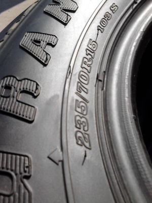 235/70R15  DUNLOP GRANTREK   มี  2  เส้น ปี2011   TEL.081-427-3941