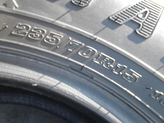 235/70R15  DUNLOP GRANTREK   มี  2  เส้น ปี2011   TEL.081-427-3941