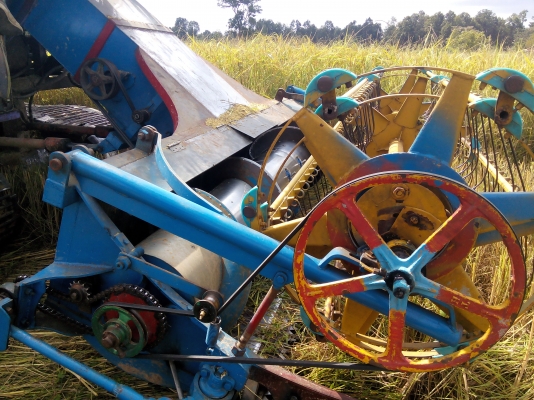 ขายด่วนรถเกี่ยวข้าวต่ออู่สวยพร้อมใช้