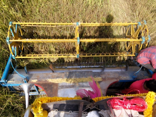 ขายด่วนรถเกี่ยวข้าวต่ออู่สวยพร้อมใช้