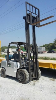 รถโฟลค์ลิฟท์ 3 ตัน ยี่ห้อ NISSAN สภาพดีมาก ติดแก๊สสภาพ 90 \%