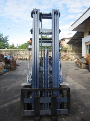 ขาย รถยก 2.5 ตัน KOMATSU รุ่น FD25-11- เสาสูง5เมตร  มือสองญี่ปุ่น