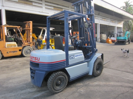 ขาย รถยก 2.5 ตัน KOMATSU รุ่น FD25-11- เสาสูง5เมตร  มือสองญี่ปุ่น