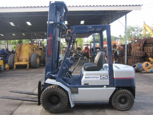 ขาย รถยก 2.5 ตัน KOMATSU รุ่น FD25-11- เสาสูง5เมตร  มือสองญี่ปุ่น